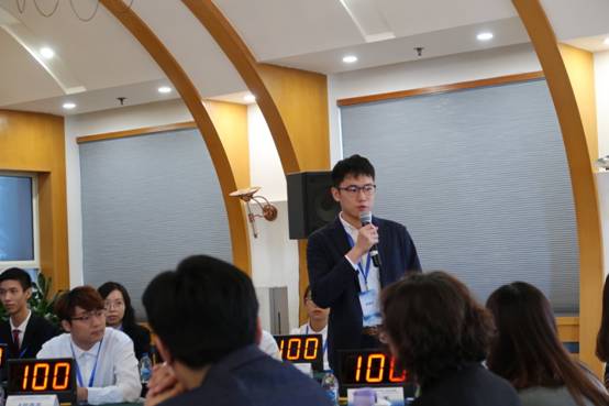 我们学生在知识竞答环节回答问题.JPG