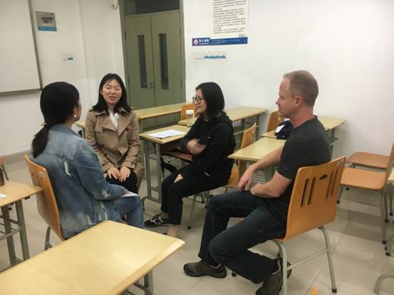 教师与学生进行教学进度的探讨.JPG